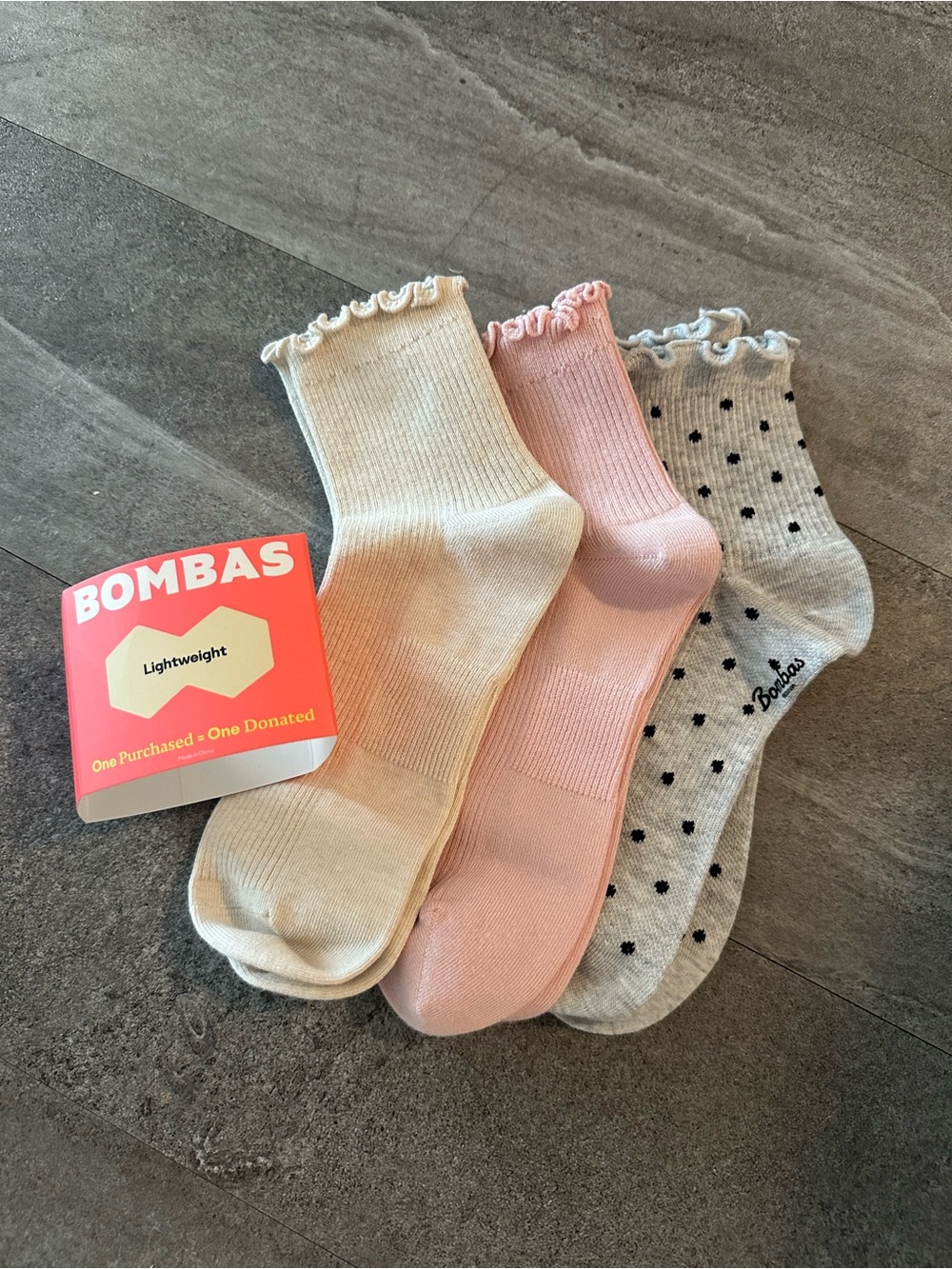 NEW Bombas Women’s Lightweight Ruffle Crew Socks in Cream, Pink & Gray Polka Dot